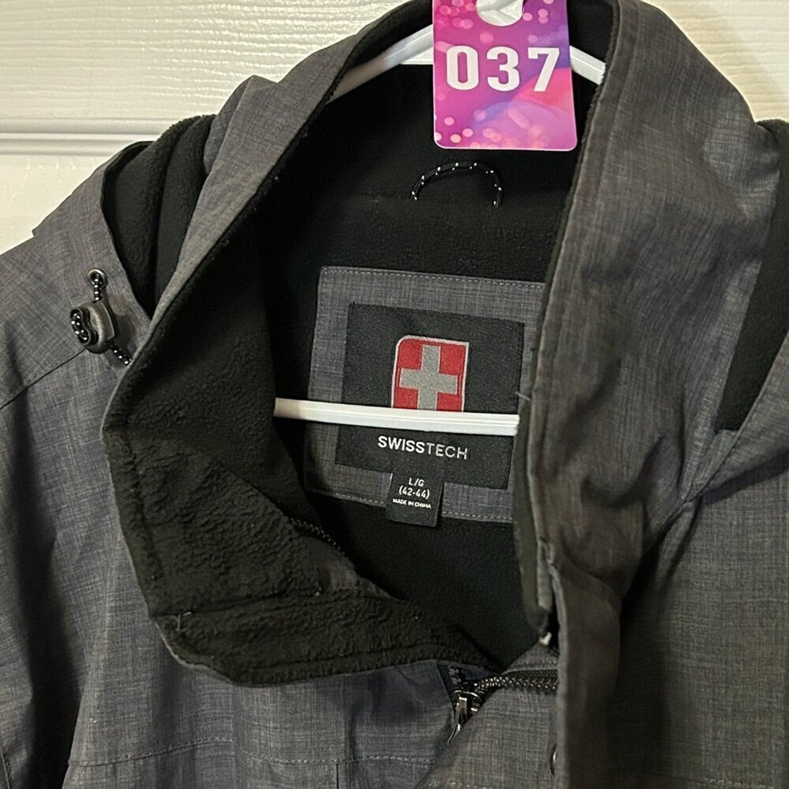 Swiss Tech Men's Hooded Winter Coat Jacket Size XL Pockets Winter Snow Comfort