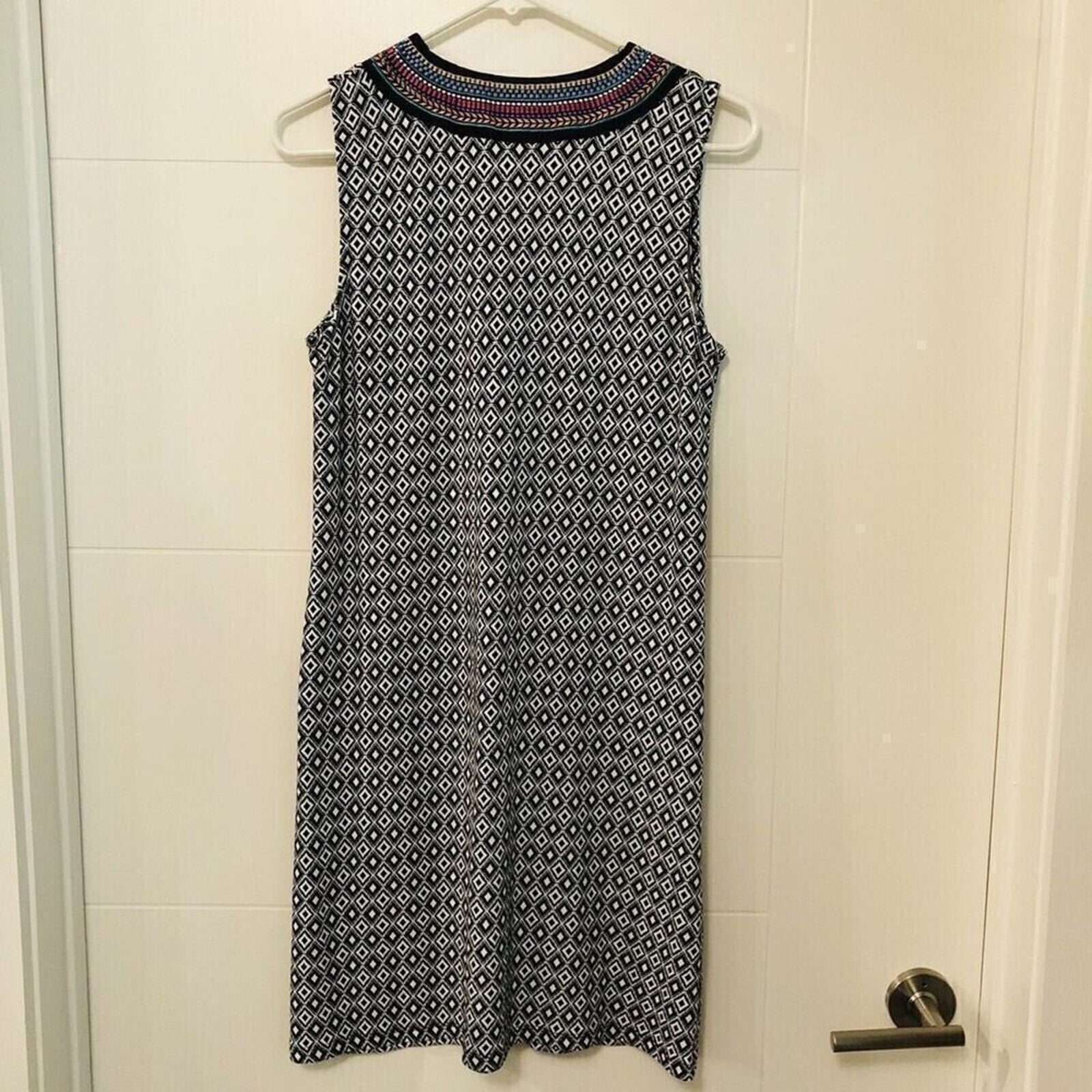 Rafaella Black & White Geometric Sheath Dress Size M – Sleek & Figure-Flattering