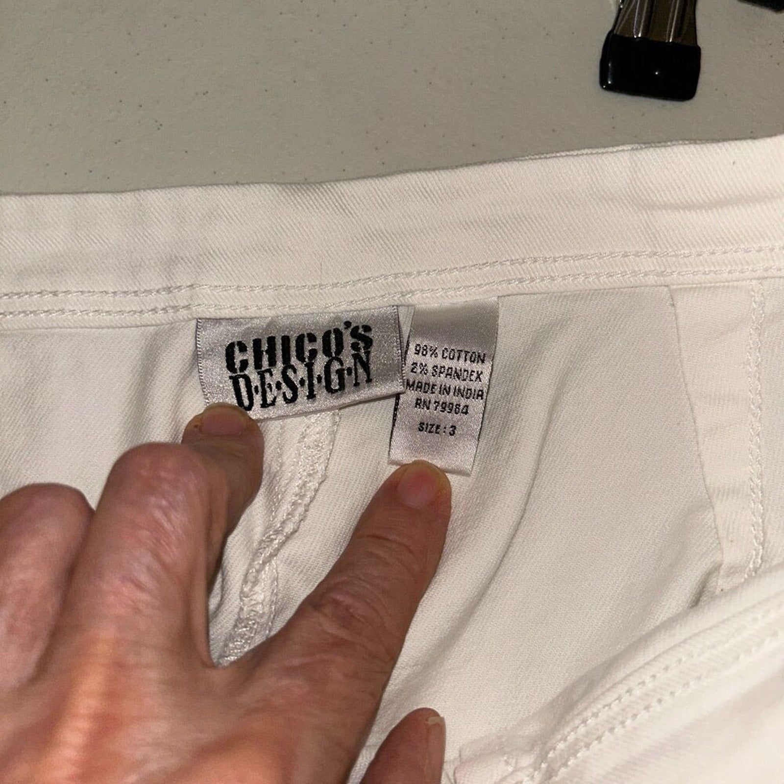 Chicos White Capri Denim Jeans Platinum Clare Cropo Women's Size 3 (Chicos 3) 16