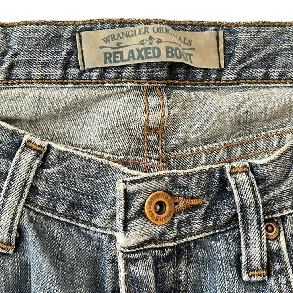 Wrangler Genuine Relaxed Boot Cut Medium Wash Blue Jeans Size 33" x 30" #J3-1524