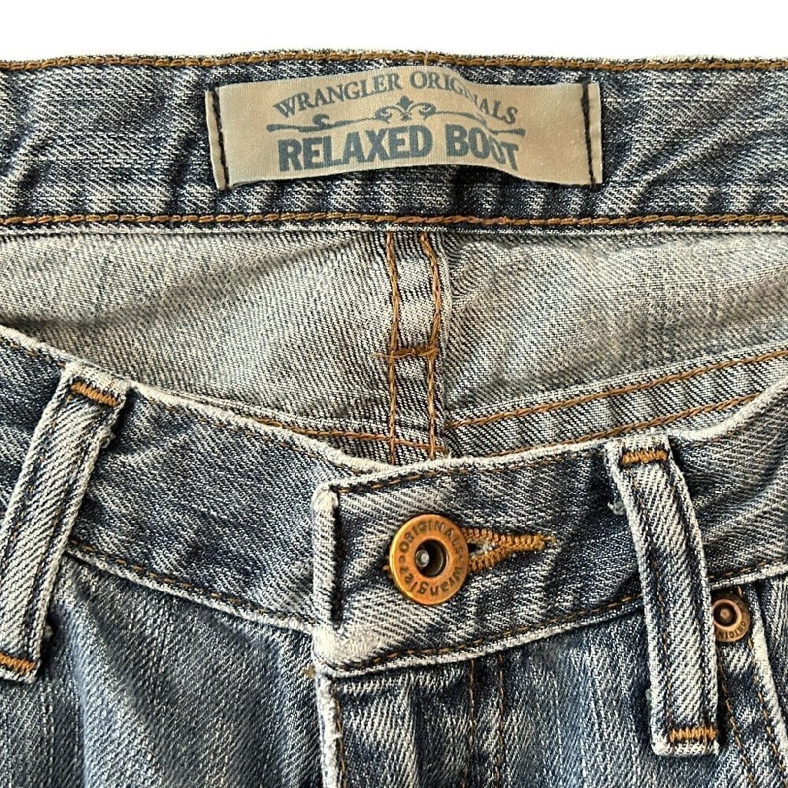 Wrangler Genuine Relaxed Boot Cut Medium Wash Blue Jeans Size 33" x 30" #J3-1524
