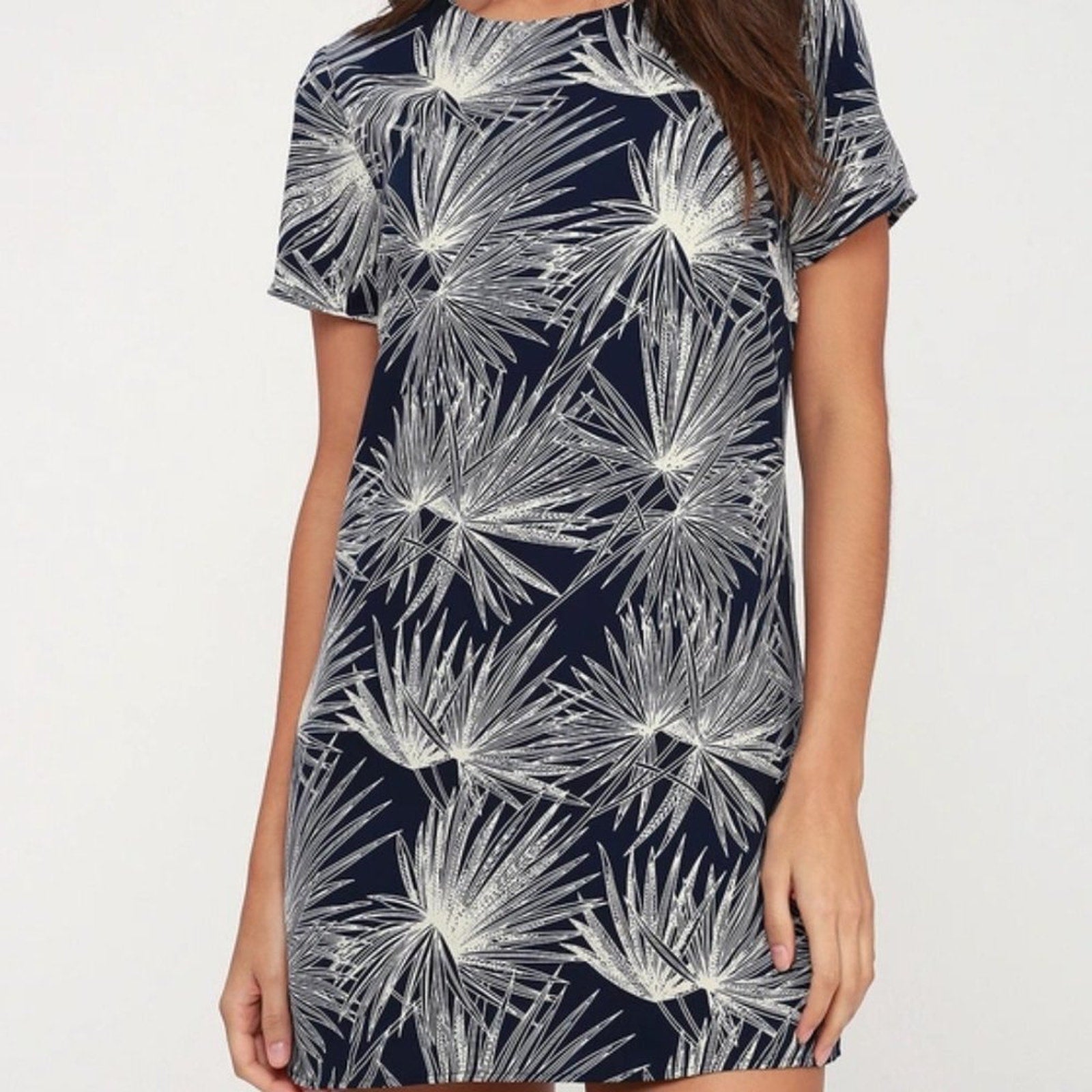 Lulus “Cancun Calling” Navy Blue Leaf-Print Shift Dress — Size S