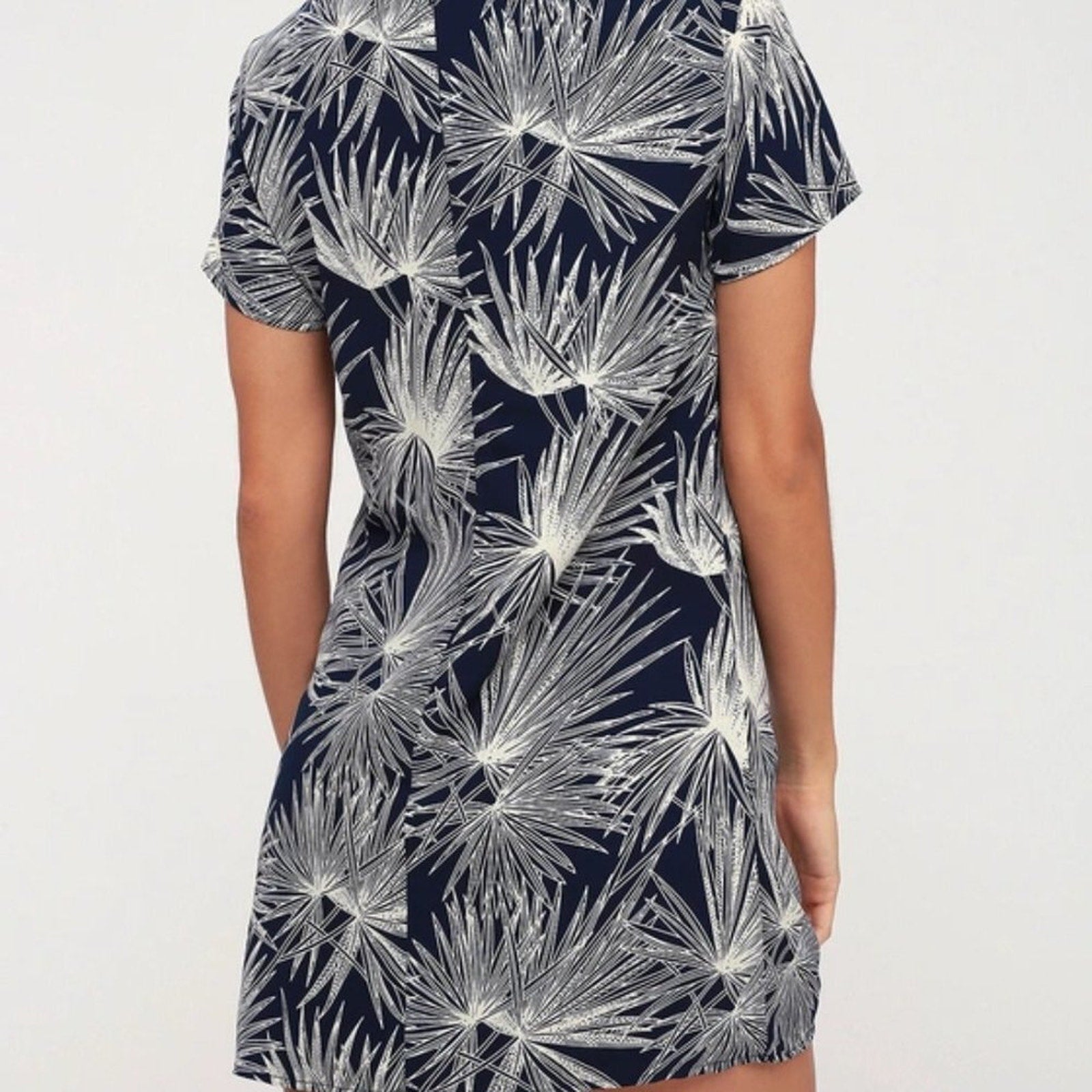 Lulus “Cancun Calling” Navy Blue Leaf-Print Shift Dress — Size S