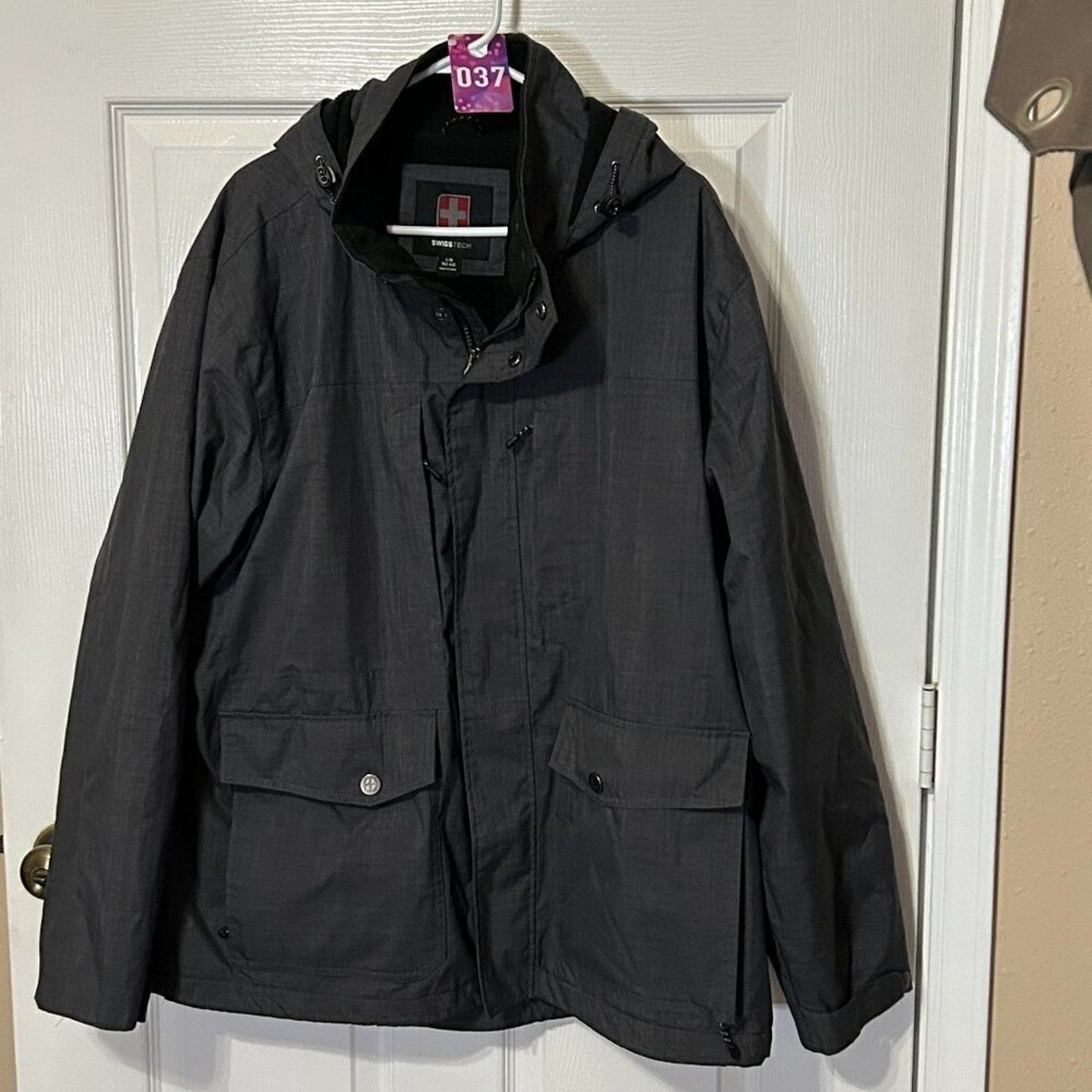 Swiss Tech Men's Hooded Winter Coat Jacket Size XL Pockets Winter Snow Comfort