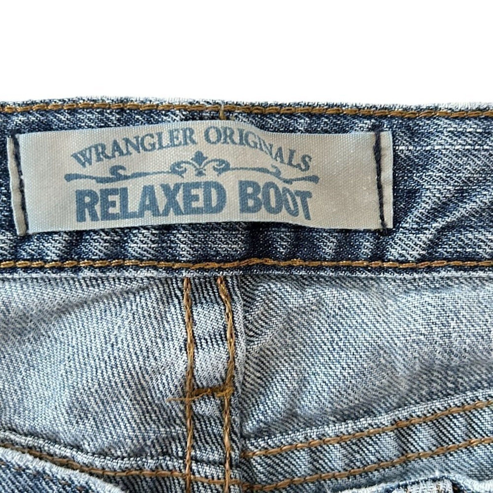 Wrangler Genuine Relaxed Boot Cut Medium Wash Blue Jeans Size 33" x 30" #J3-1524