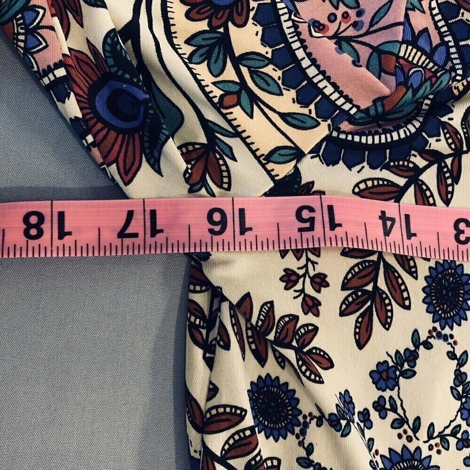 LTX Sportswear - Women's ( XL ) Paisley Print, Bell Sleeves A-line Tunic Blouse